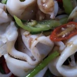 ปลาหมึกผัดพริกสด