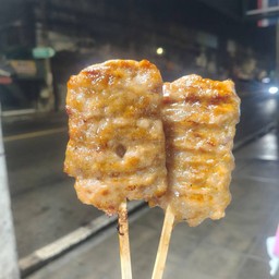 หมูนมสด (ไม้ใหญ่) 5 ไม้+ข้าวเหนียว 1 ห่อ+เครื่องดื่ม 1 แก้ว