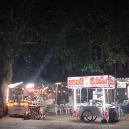 ก๋วยเตี๋ยวลูกชิ้นแชมป์ ต้นโพธิ์ระเบิดก่อนถึง CJ แยกณเรศวร แยกณเรศวร ก่อนถึง ซีเจ อยู่ซ้ายมือ