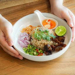 ข้าวผัดยำเนื้อเค็มไข่ดอง