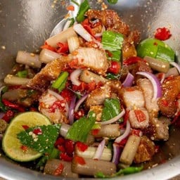 ยำหมูสามชั้นทอด