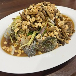 ยำมะม่วงปูม้าปลากรอบ