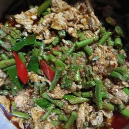 ผัดพริกแกงถั่วใส่หมู