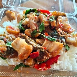 กระเพราหมูกรอบไข่เยี่ยวม้า