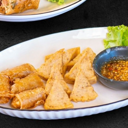 51 ปอเปี๊ยะรวม (Fried spring rolls and fried Vietnamese pork sausage)