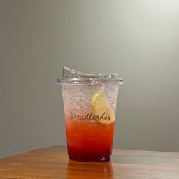 Strawberry Soda (สตรอว์เบอร์รี่โซดา)