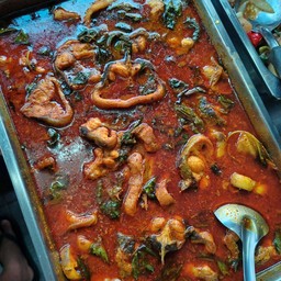 ผัดเผ็ดปลาดุก (ใบยี่หร่า)