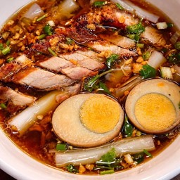 ก๋วยจั๊บ หมูกรอบ ไข่