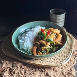 ข้าวกุ้งผัดซอสแกงเผ็ด