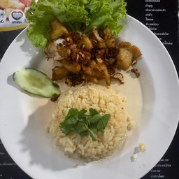 ข้าวผัดราดไก่กระเทียม