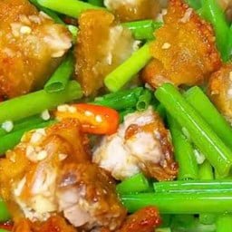 ผัดดอกหอมหมูกรอบ