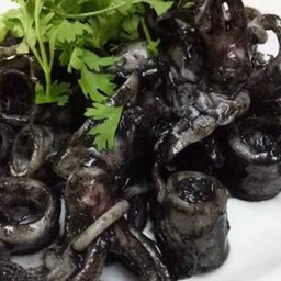 หมึกผัดน้ำดำ