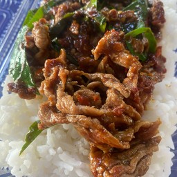 ผัดพริกแกงเนื้อราดข้าว