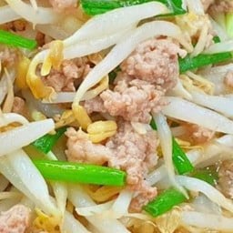 ผัดถั่วงอกหมูสับ