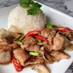 ข้าวราดผัดพริกไทยดำ