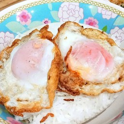 ไข่ดาว.3.ฟองพร้อมชอส.ราดข้าวสวยร้อนๆๆ