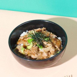 ข้าวบุลโกกิ หมู หรือ ไก่ (Bulgogi rice bowl pork or chicken)