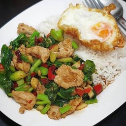 ผัดคะน้าหมูชิ้นราดข้าว