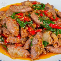 กระเพราใส้หมูกับข้าว