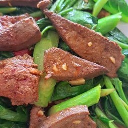 ผัดคะน้าตับหมูกับข้าว