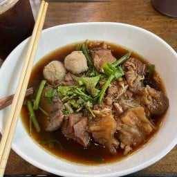 ก๋วยเตี๋ยวเนื้อตุ๋นหมูตุ๋น อาหารตามสั่ง ยายเติมวัดเจษ