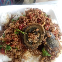 กะเพราเนื้อสับไข่เหยี่ยวม้า