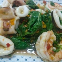 กระเพรารวมมิตรกุ้งปลาหมึก