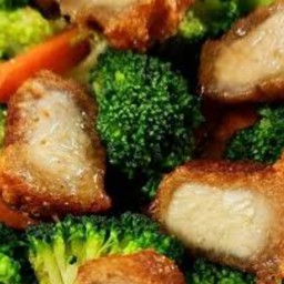 ผัดบล็อคโคลี่หมูกรอบราดข้าว