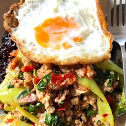 กะเพาหมูสับผัดพริกหวาน.ไข่ดาว..ราดข้าวสวยร้อนๆ