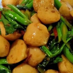 ผัดคะน้าลูกชิ้นหมูกับข้าว