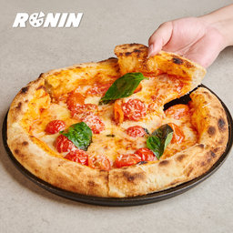 Margherita 10 inchs with spicy dip