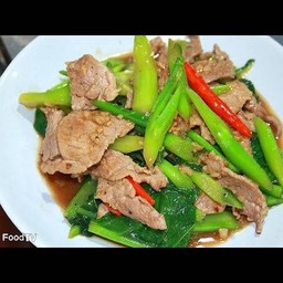 ผัดคะน้าหมูชิ้นกับข้าว
