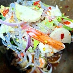 ยำ สวนทาง {หน้าเซเว่น}