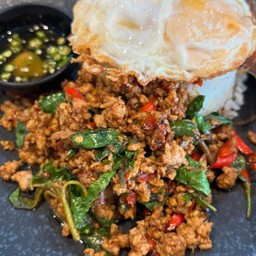 กระเพราราดข้าว