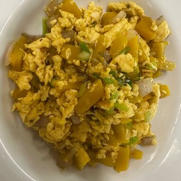 ฟักทอกผัดไข่ (กับข้าว) Stir-fried pumpkin with eggs (side dish)