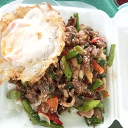 ผัดขี้เมาเนื้อ..ราดข้าวไข่ดาว