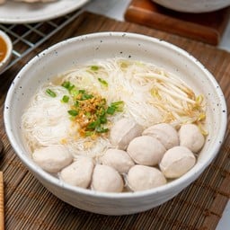 เส้นหมี่น้ำลูกชิ้นหมูพิเศษ