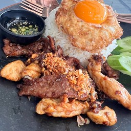 ทอดกระเทียมราดข้าว