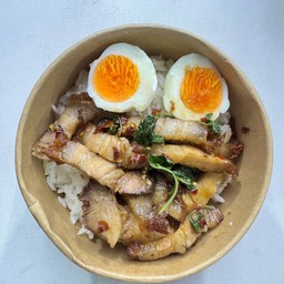 ข้าวกะเพราหมูกรอบ ไข่ต้ม 1 แถม 1 เท่านั้น