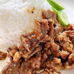 เนื้อกระเทียมราดข้าว