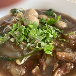 เจ๊นกก๋วยเตี๋ยวเนื้อตุ๋น