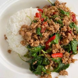 กะเพราหมูสับราดข้าว