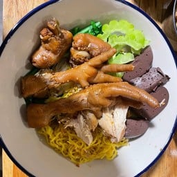 ก๋วยเตี๋ยวข้อไก่ + ตีนไก่