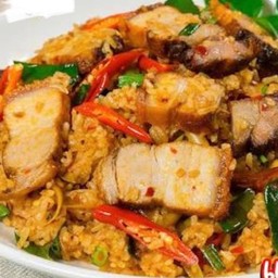 ข้าวผัดต้มยำหมูกรอบ