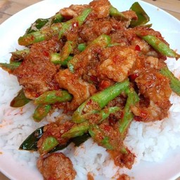 พริกแกงหมูชิ้นราดข้าว