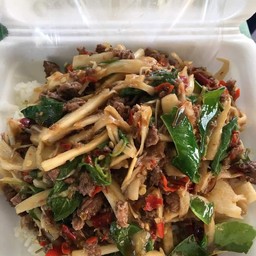 กะเพาเนื้อ.หน่อไม้ดอง..ราดข้าวสวยร้อนๆ