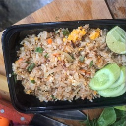 ข้าวผัดหมูกุ้งไส้กรอก