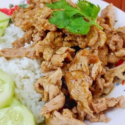 หมูกระเทียมราดข้าว