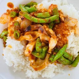 พริกแกงปลาหมึกราดข้าว