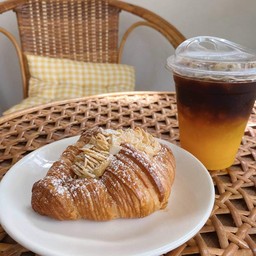 ครัวซองต์อัลม่อนด์ (almond croissant)